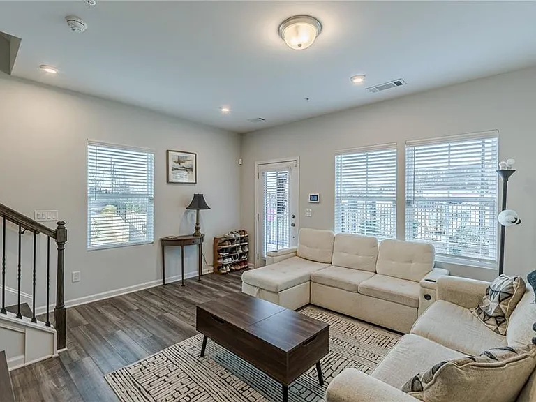 1205 Skylar Ln SE — Photo 4