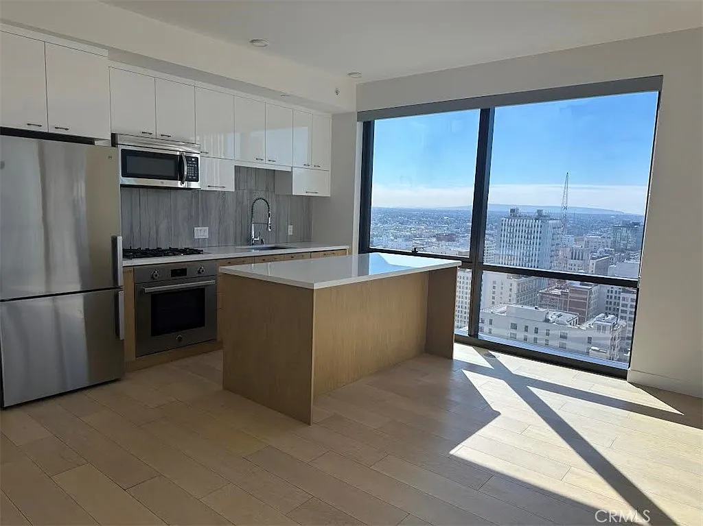 2 bed, 1032 sqft, $4,200 — Photo 3
