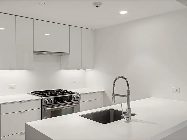 50-504 W Broadway #499 — Photo 24