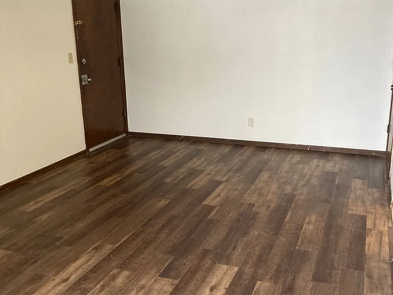 Immaculate Updated 1 and 2 Bedrooms with 1 Bath — Photo 30