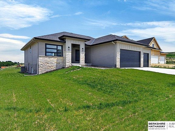 3rd image of 21348 Laurel Cir