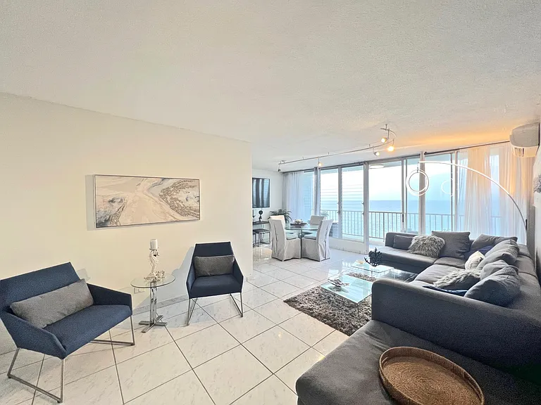 4745 Avenue Isla Verde — Photo 2