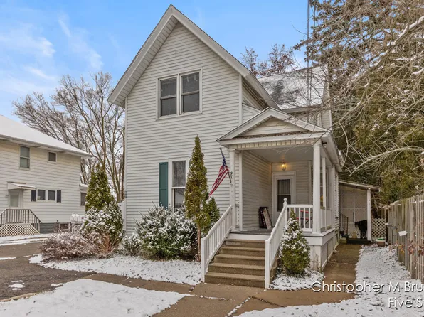 97 S State St, Sparta, MI 49345