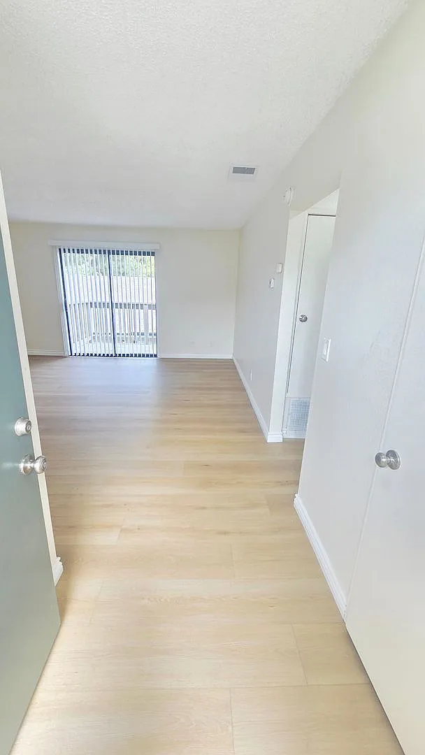Suncrest Apartments — Photo 3