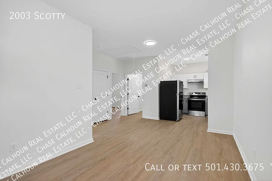 This well-located duplex offers convenience, and easy access to everything you need in the heart ... — Photo 2