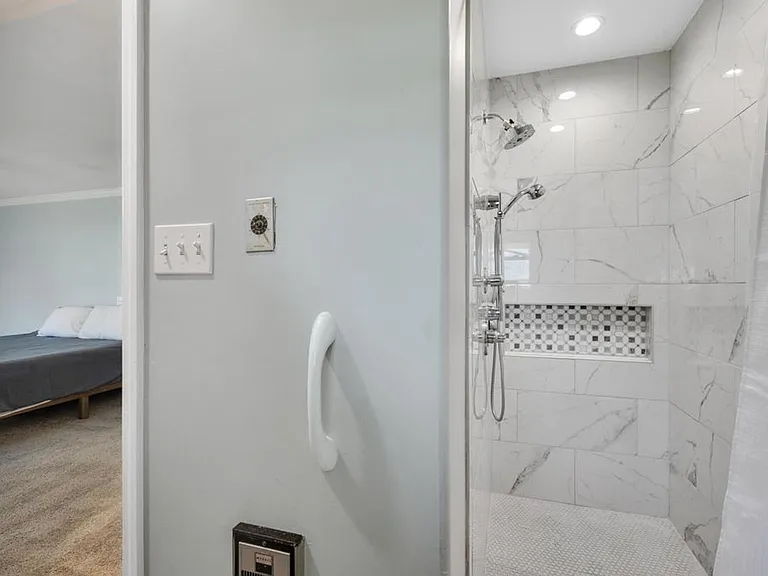 130 Leslie Dr — Photo 24