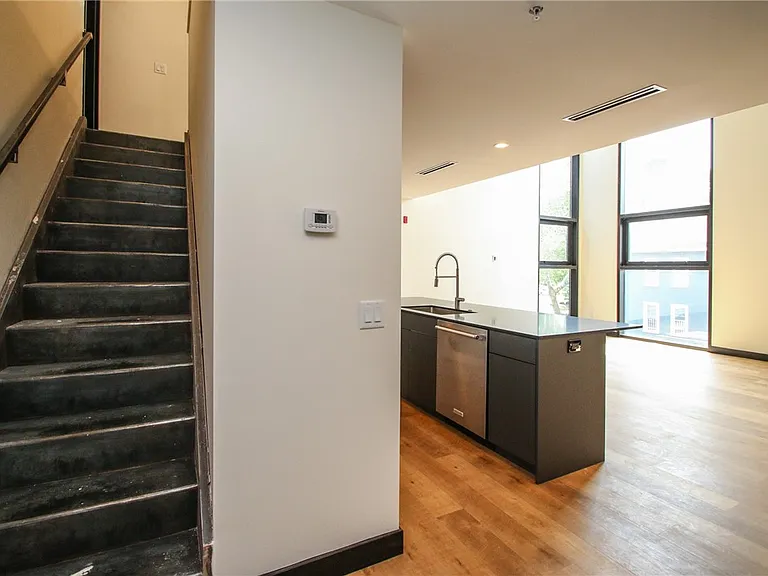 33 Russell St #202 — Photo 3