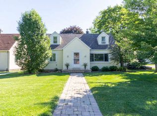 200 N Oakwood Ave, Willow Springs, IL 60480