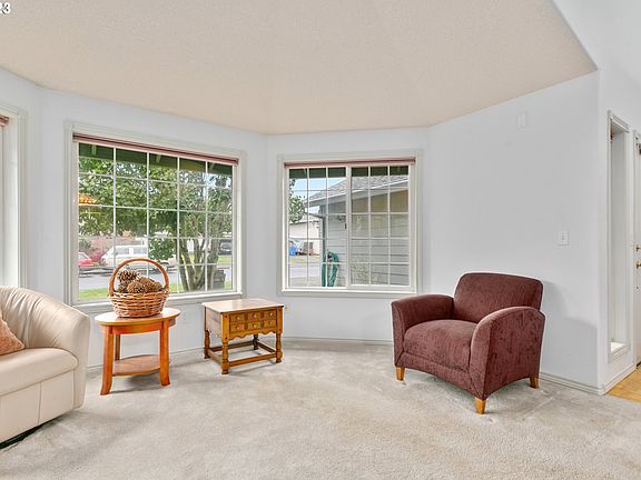 4th image of 611 NE 157th Ave