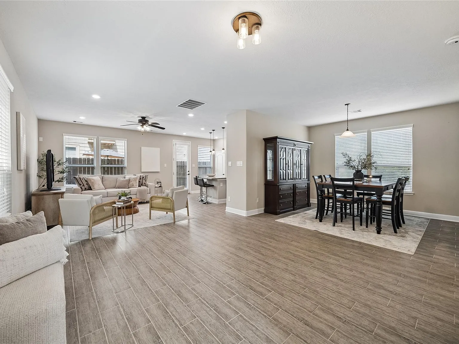 3 bed, 2.5 bath, 2209 sqft, $2,600 — Photo 3