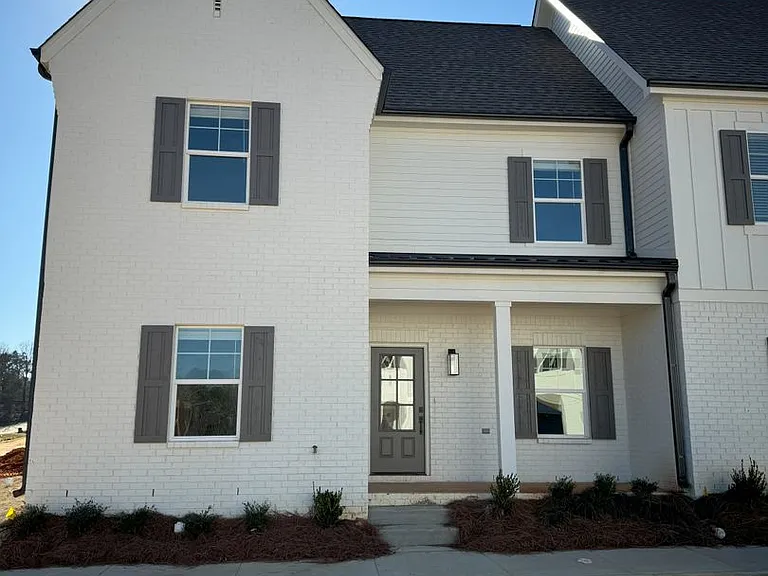 655 Cottage Grove Cir — Photo 2