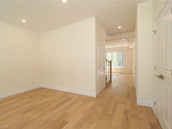 5th image of 220 Jeffrey Pl
