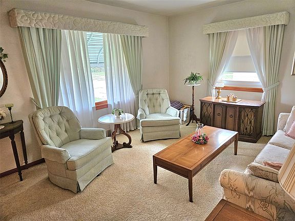 4th image of 2109 S Manor Dr