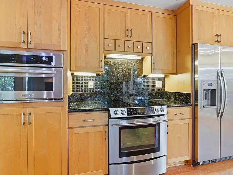 450 Marion Ave — Photo 22