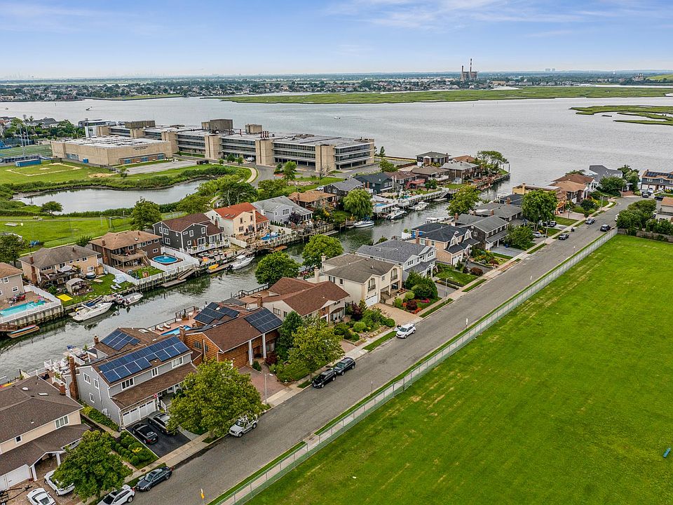 1st image of 203 Lagoon Dr E