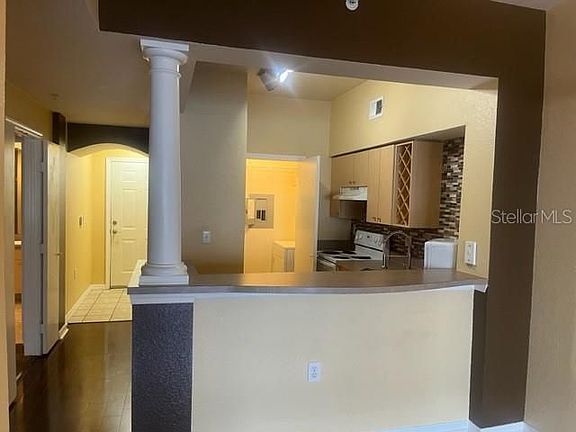 4th image of 200 4th Ave S Unit 325