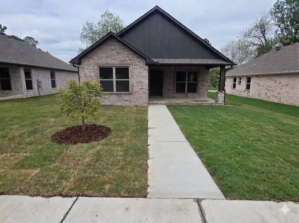 804 N 3rd St, Paragould, AR 72450