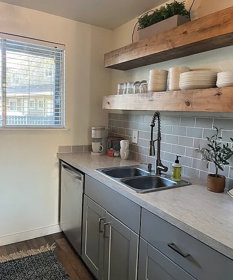 97 NW Adams Pl — Photo 4