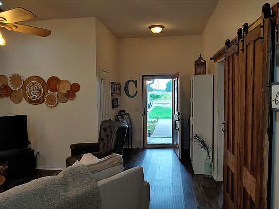 3rd image of 836 Airport Rd