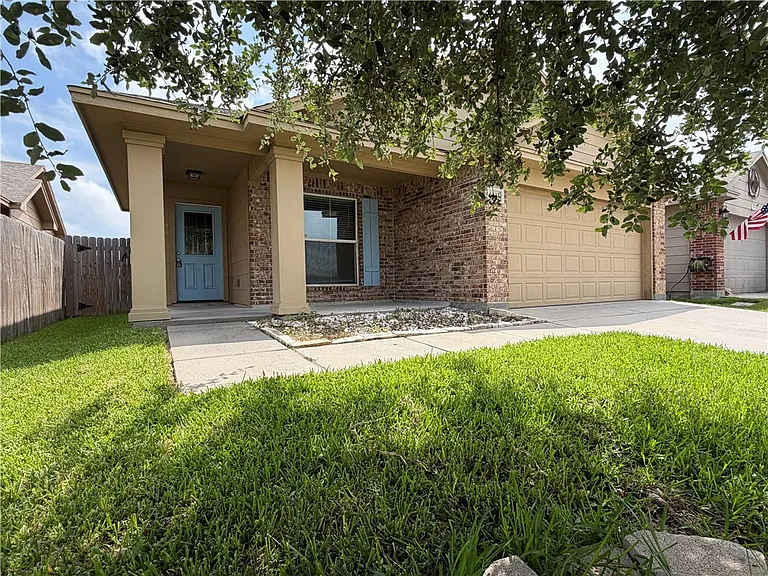 8033 Cormorant Dr — Photo 2