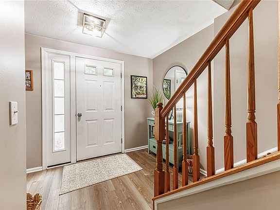 3rd image of 153 Courtshire Ln