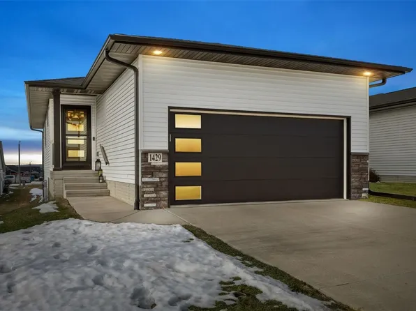 1429 Applewood Dr, Fairfax, IA 52228