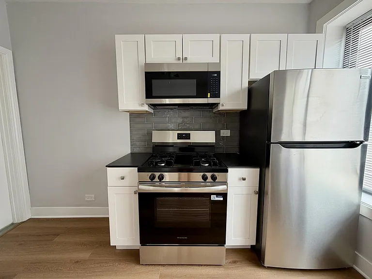 4373 N Elston Ave — Photo 2