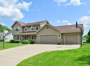 8521 W Lake Pointe Dr, Franklin, WI 53132