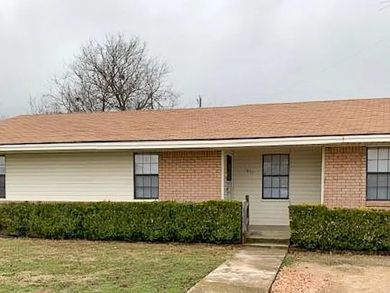 1807 N McDonald Ave — Photo 1