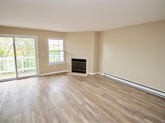 3rd image of 25 Lexington Hl Unit 10