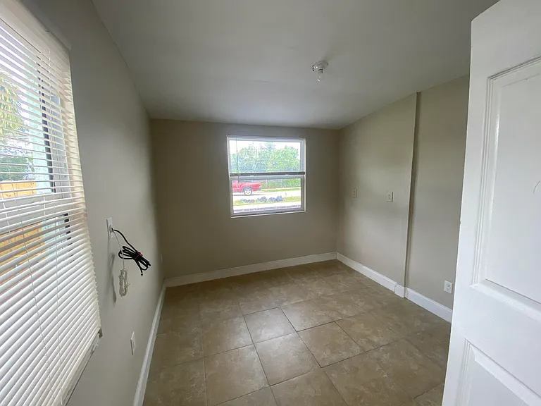638 SW 7th Ave — Photo 9