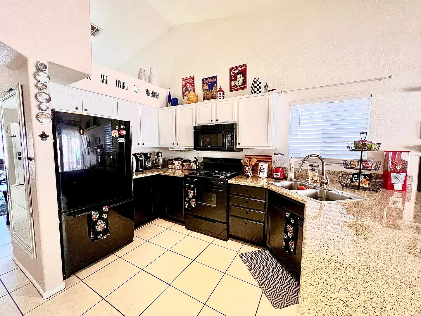 Stylish Serenity - 3 Bed/2 Bath Furnished Home With Rv/Boat Parking — Photo 3