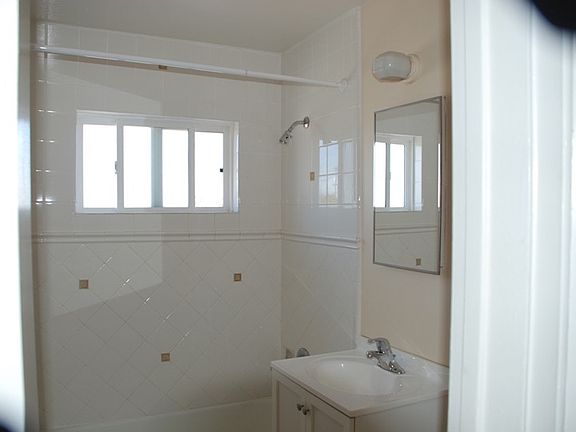 3rd image of 4661 Meade Ave