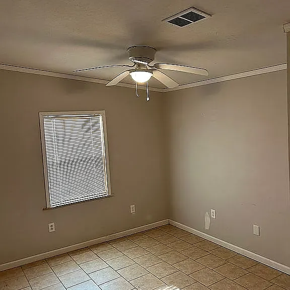 300 Kelly Dr — Photo 3