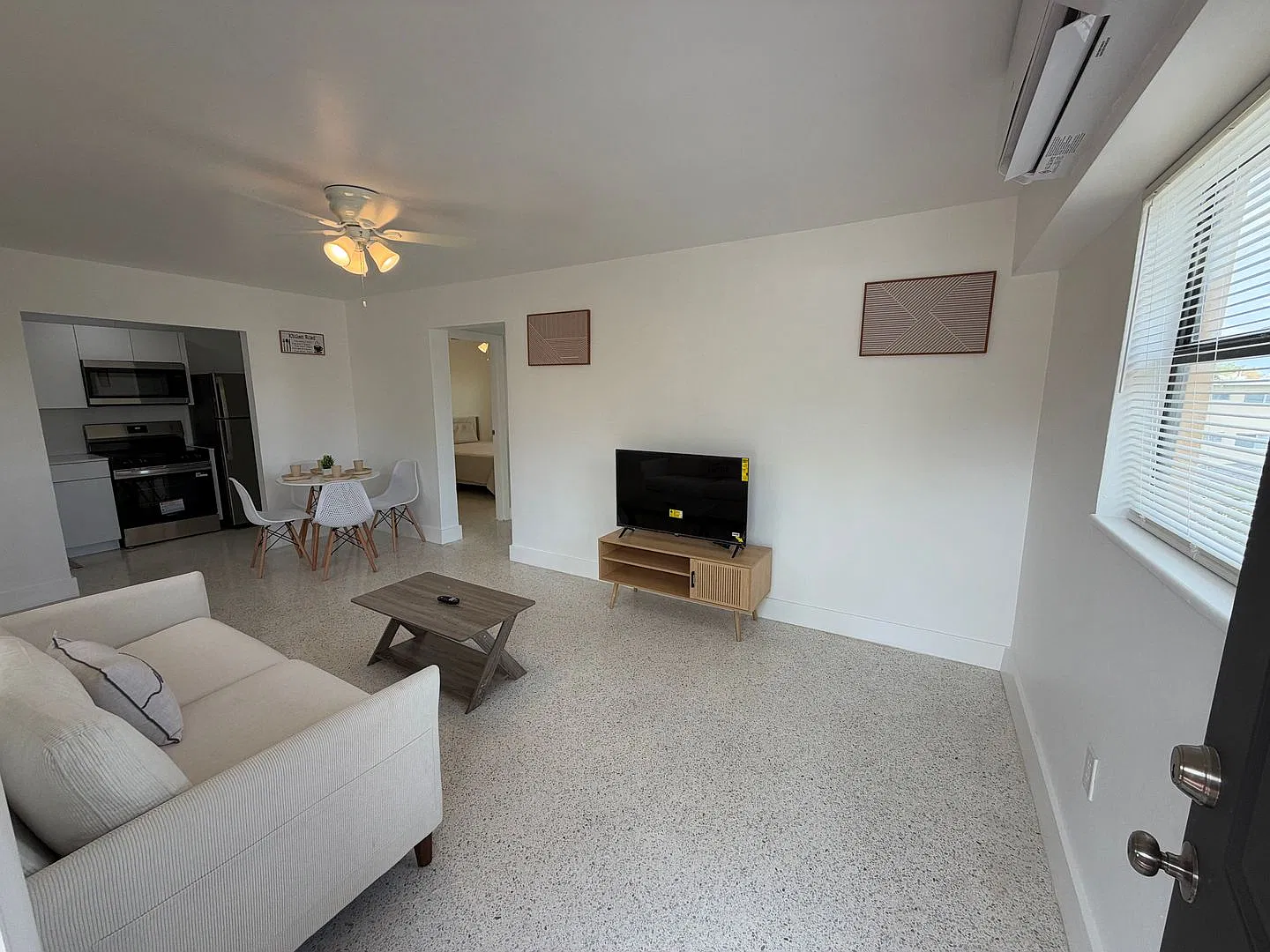 2-bedroom, 1-bath apartment — Photo 4
