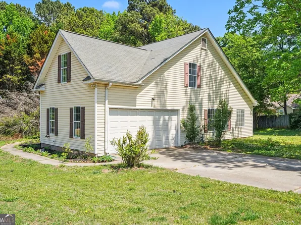 92 Dogwood Lakes Dr, Hampton, GA 30228