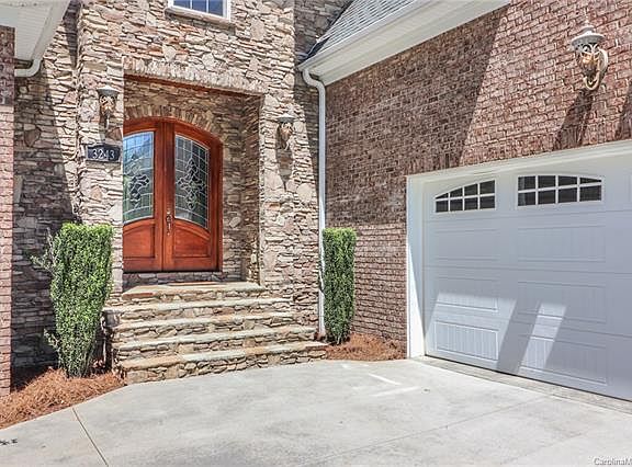 4th image of 3243 Broadmoor Dr
