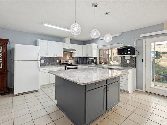 4th image of 2310 Versailles Dr