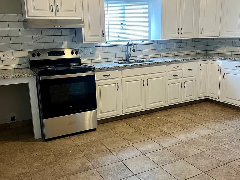 625 Miller St — Photo 1