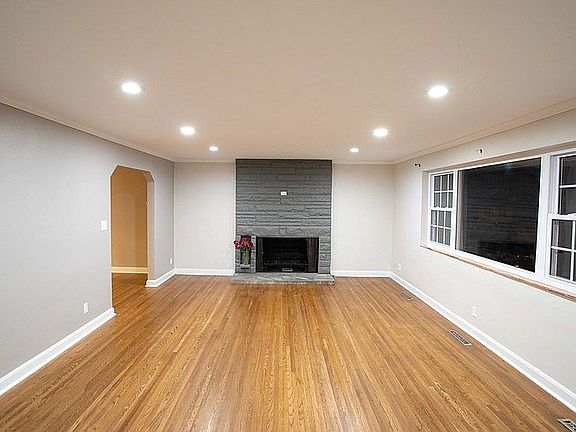 4th image of 1909 Oakridge Dr