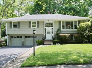 150 Kennedy Ct, Paramus, NJ 07652
