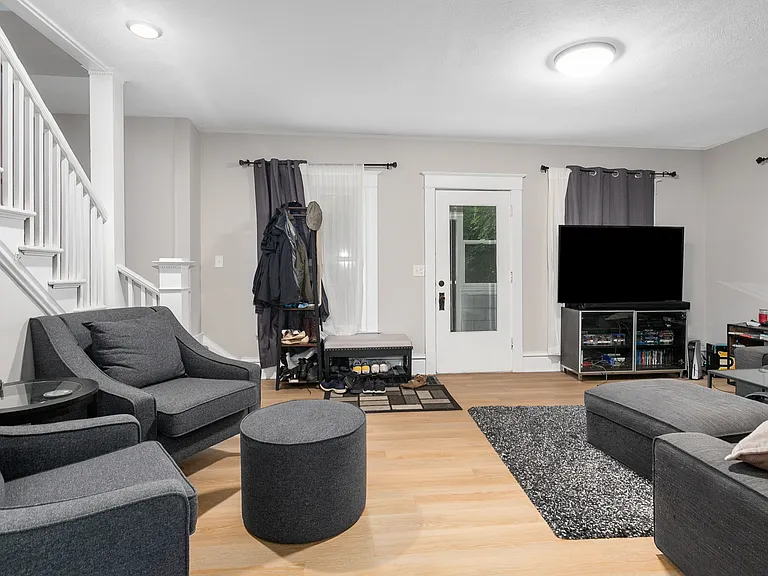 601 Pettibone Ave NW — Photo 2