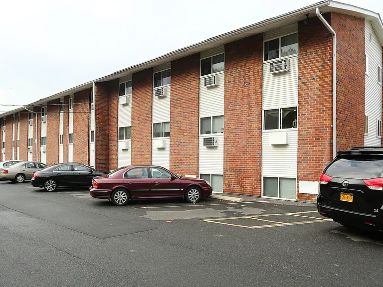 Windsor Court Apartments — Photo 13
