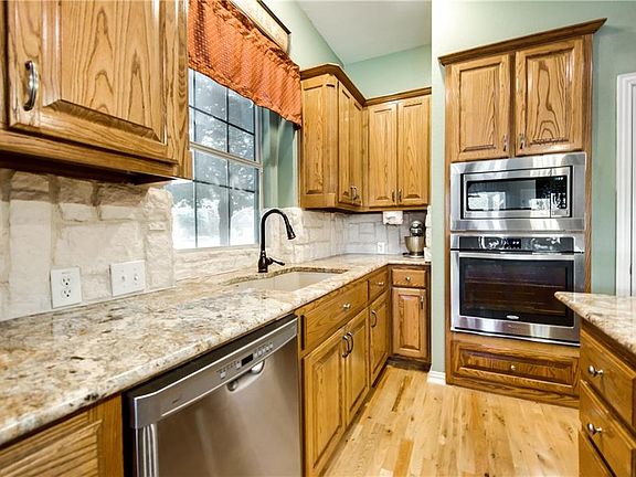 4th image of 2479 Lakewood Dr