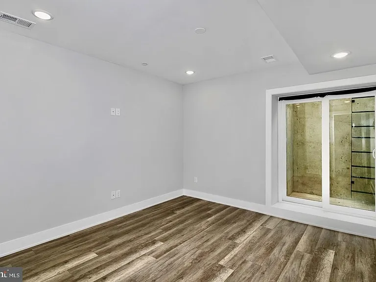 Brand New Luxury Apartments — Photo 19