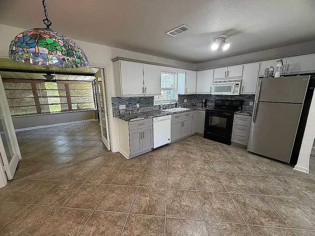 2 bed, 1339 sqft, $1,800 — Photo 4