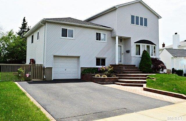 1st image of 6 Amherst Ln