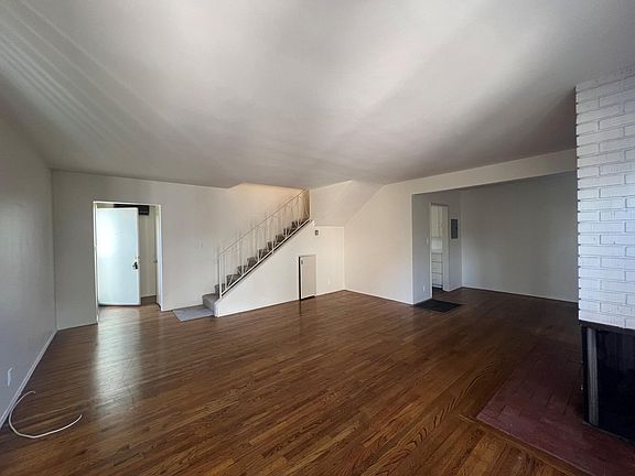 3rd image of 895 W Huntington Dr #A