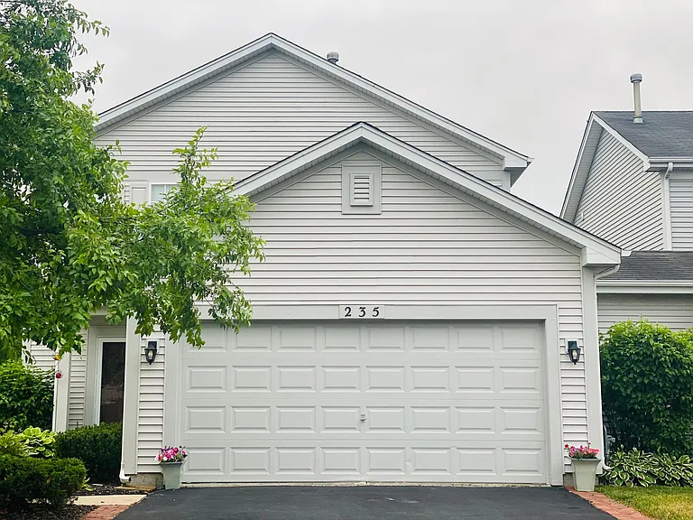 235 W Norwell Ln — Photo 2