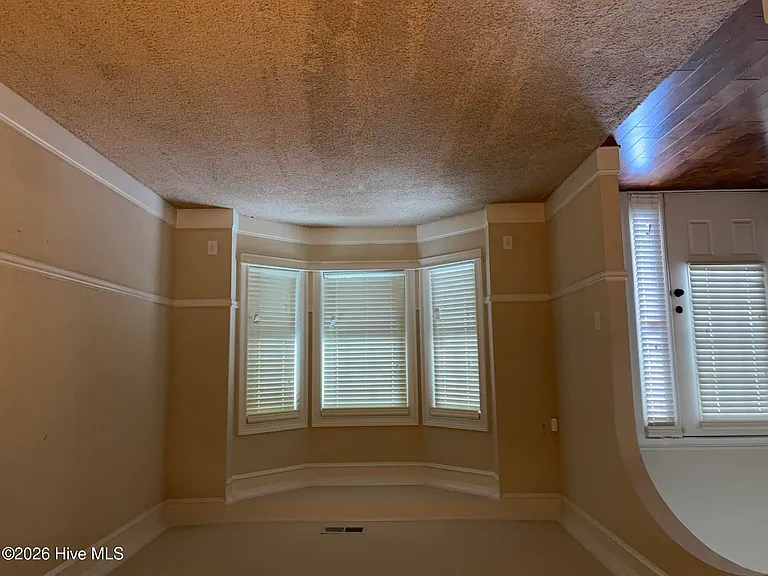 717 Porter Ln — Photo 2